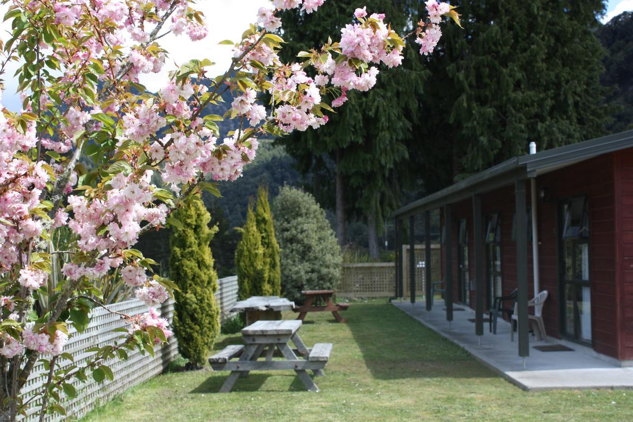 Owen River Tavern & Motels Dış mekan fotoğraf